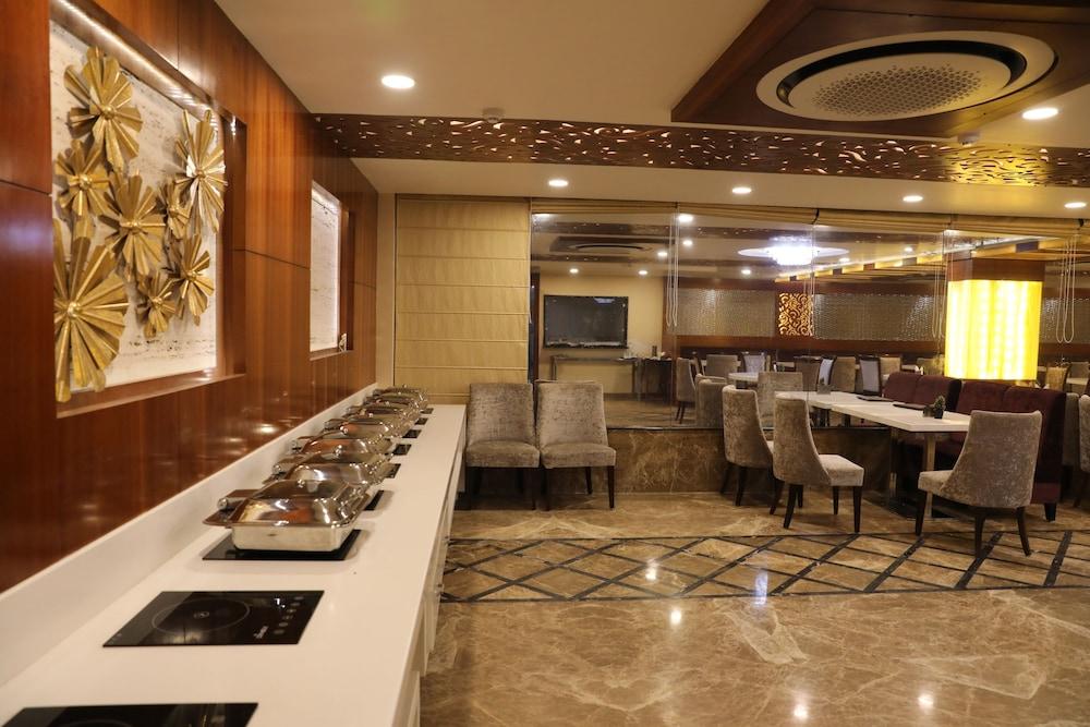 Hotel Tridev Varanasi Exterior foto
